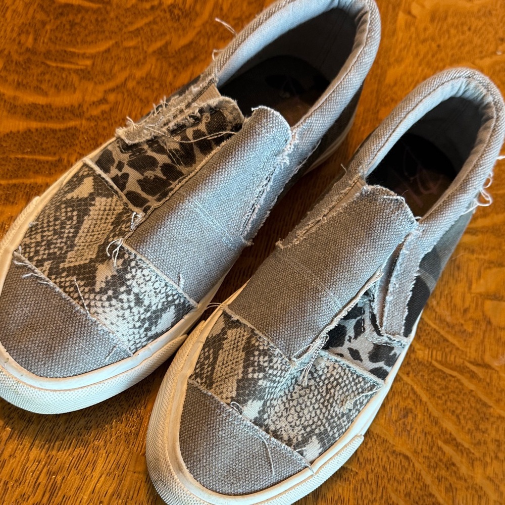 (S-16) Blowfish Gray and Animal Print  Unsure of Size. (Most likely 6,6.5, or7)